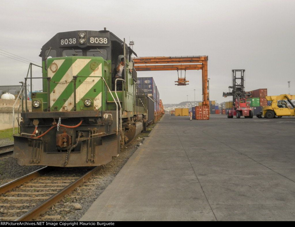 HLCX SD40-2 Locomotive in the yard